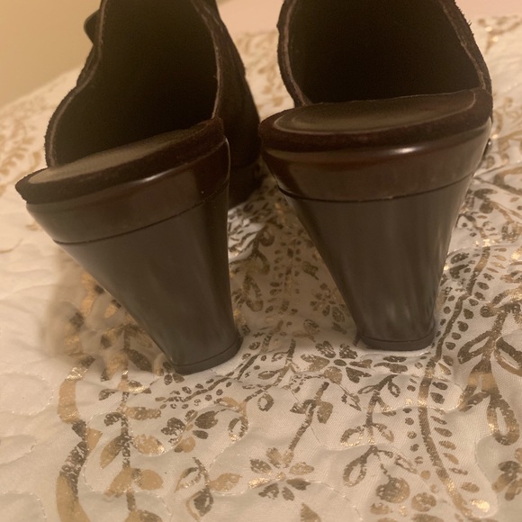 Stuart Weismann Brown Suede Mule. - Picture 3 of 6